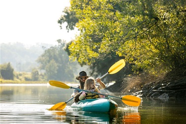 A father and daugher kayaking on the Bellinger River